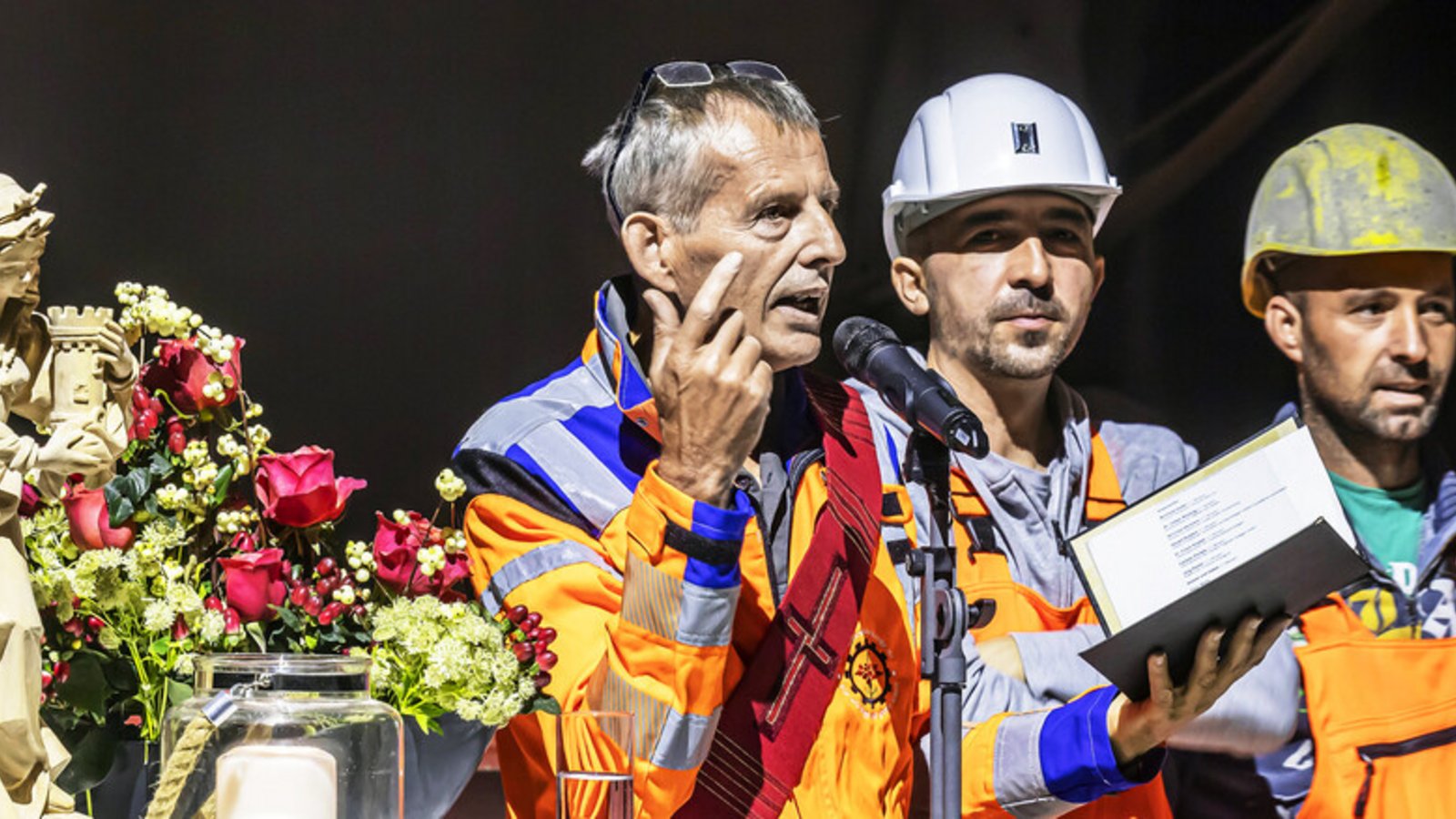 Diakon Peter Maile bei einer Andacht im Tunnel: die Figur der heiligen Barbara, der Schutzpatronin der Mineure, darf dabei natürlich nicht fehlen.Foto: imago/Arnulf Hettrich