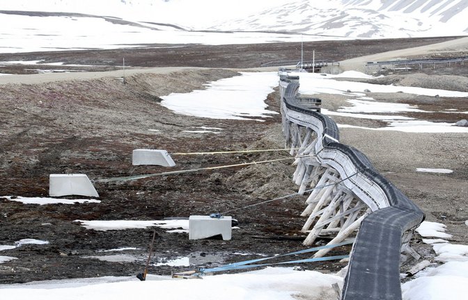 Tauender Permafrostboden hat diese Versorgungspipeline  im norwegischen Spitzbergen teilweise umkippen lassen.<span class='image-autor'>Foto: Imago/Blickwinkel</span>
