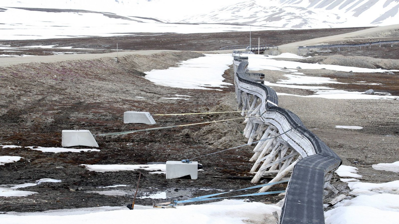 Tauender Permafrostboden hat diese Versorgungspipeline  im norwegischen Spitzbergen teilweise umkippen lassen.Foto: Imago/Blickwinkel
