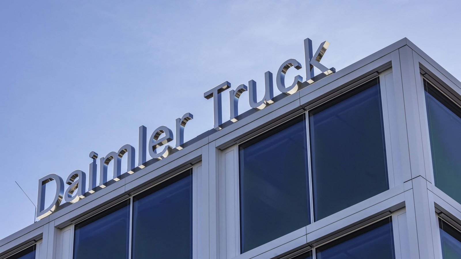 Noch in diesem Jahr will Daimler Truck erste Elektro-Lkw in den USA ausliefern. (Symbolbild)Foto: imago images/Arnulf Hettrich/Arnulf Hettrich via www.imago-images.de