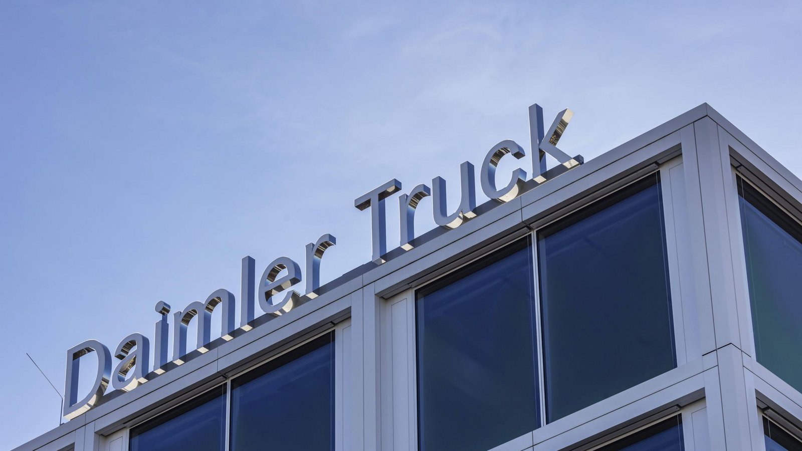 Noch in diesem Jahr will Daimler Truck erste Elektro-Lkw in den USA ausliefern. (Symbolbild)Foto: imago images/Arnulf Hettrich/Arnulf Hettrich via www.imago-images.de