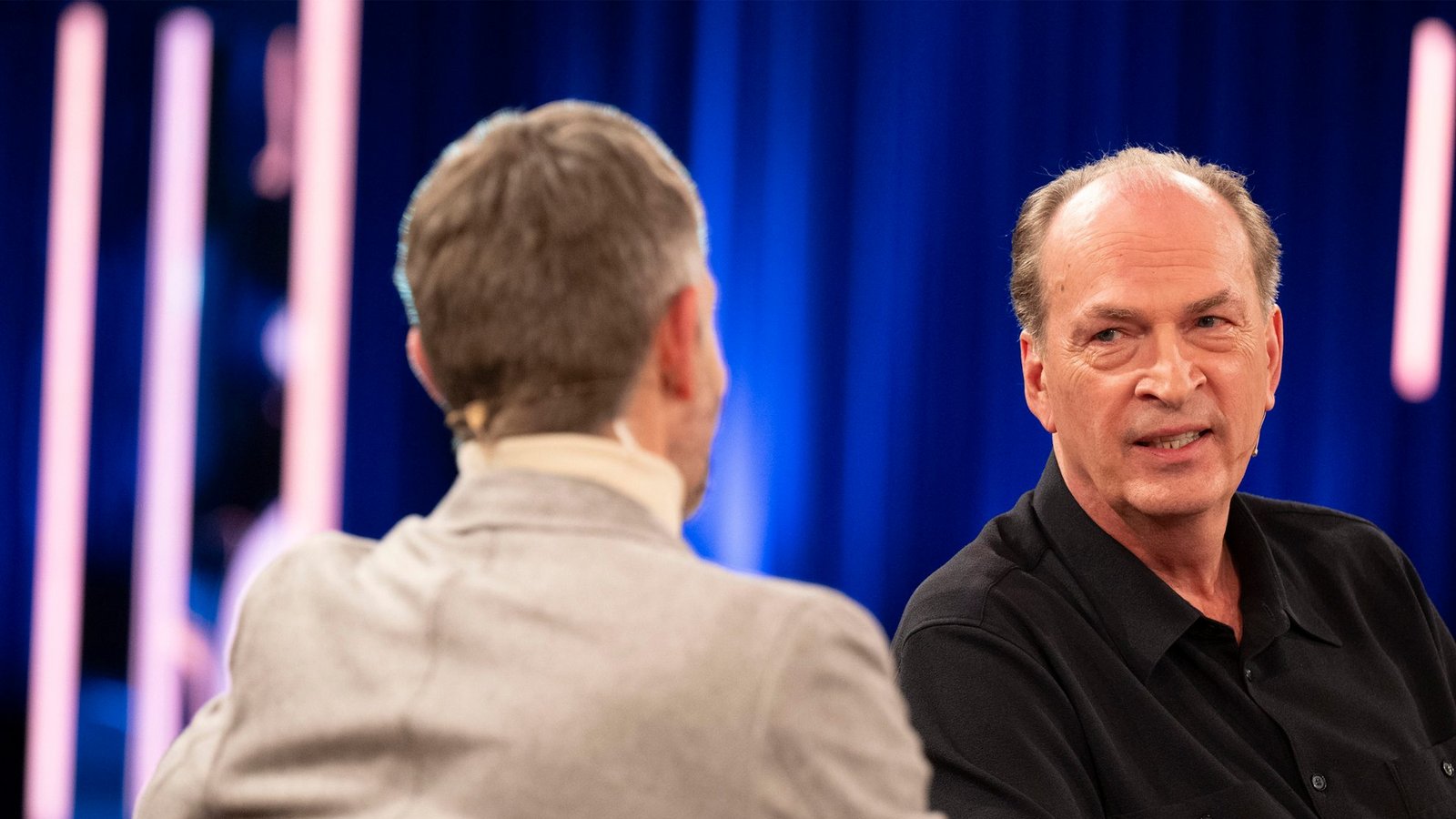 Moderator Micky Beisenherz (l) im Gespräch mit Schauspieler Herbert Knaup.Foto: WDR/Melanie Grande Moderator Micky Beisenherz (l) im Gespräch mit Schauspieler Herbert Knaup.Foto: WDR/Melanie Grande