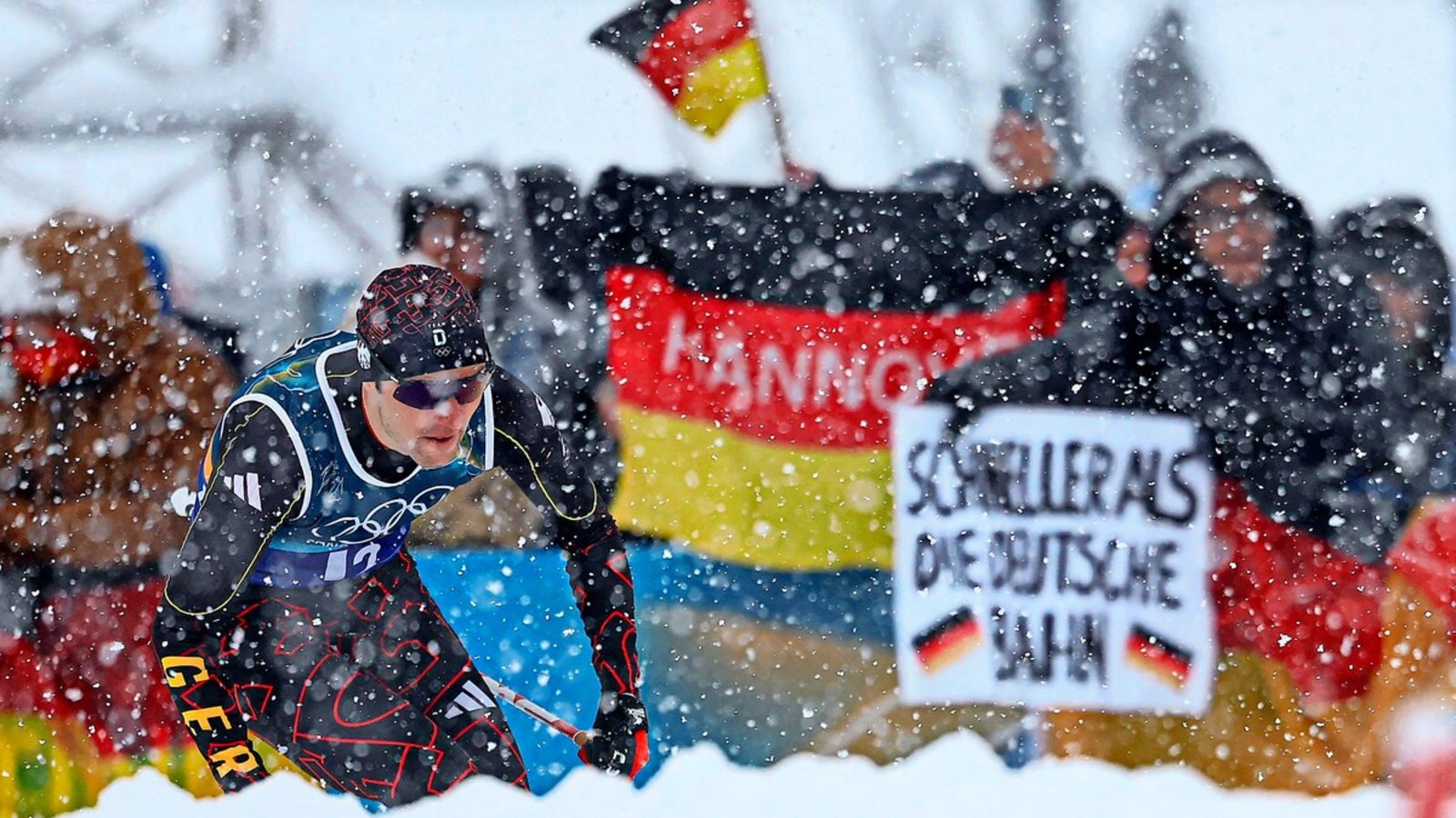 Vinzenz Geiger im olympischen Schneetreiben:Foto: AFP/Anne-Christine Poujoulat, dpa/Daniel Karmann