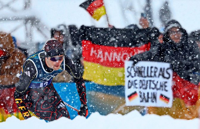 Vinzenz Geiger im olympischen Schneetreiben:<span class='image-autor'>Foto: AFP/Anne-Christine Poujoulat, dpa/Daniel Karmann</span>