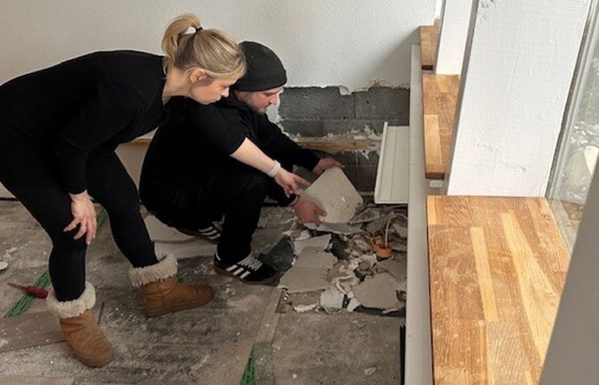 Laura Pippig und Roman Raffler in der Einliegerwohnung, die nicht genutzt werden kann.<span class='image-autor'>Foto: Laura Pippig</span>