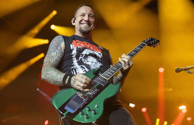 Volbeat-Frontmann Michael Poulsen beim Auftritt in der Stuttgarter Schleyerhalle<span class='image-autor'>Foto: Lichtugt/Julian Rettig</span>