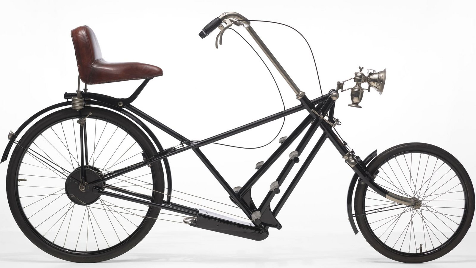 Sieht aus wie ein Bonanza-Rad, ist aber ein Liegerad, das 1921 von den Hesperus-Werken in Stuttgart produziert wurde.Foto: Deutsches Fahrradmuseum Bad Brückenau