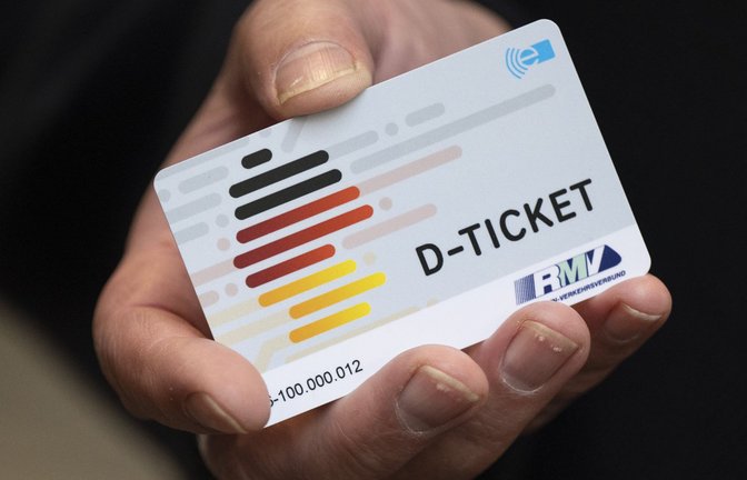 Ein «D-Ticket» im Chipkartenformat. Abgeordnete fordern einheitliche Regelungen (Symbolfoto).<span class='image-autor'>Foto: dpa/Boris Roessler</span>