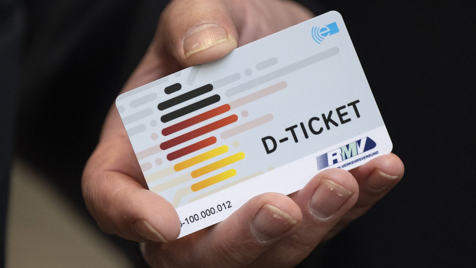 Ein «D-Ticket» im Chipkartenformat. Abgeordnete fordern einheitliche Regelungen (Symbolfoto).Foto: dpa/Boris Roessler