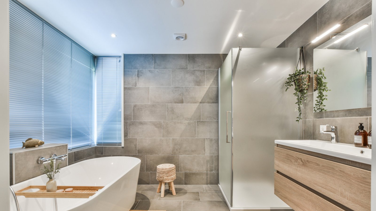 Dusche oder Badewanne: Wo spart man mehr Geld?Foto: Procreators / shutterstock.com Dusche oder Badewanne: Wo spart man mehr Geld?Foto: Procreators / shutterstock.com