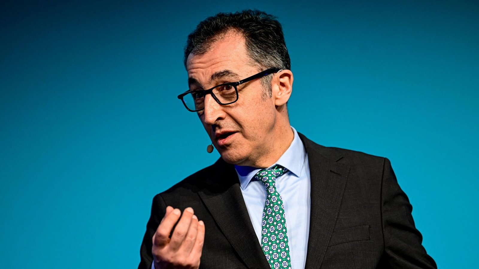 „Übertreibt nicht!“ hießt der Titel eines Buchs aus der Feder von Cem Özdemir, das der Ullstein-Verlag noch vor wenigen Wochen auf seiner Webseite bewarb.Foto: dpa/Fabian Sommer „Übertreibt nicht!“ hießt der Titel eines Buchs aus der Feder von Cem Özdemir, das der Ullstein-Verlag noch vor wenigen Wochen auf seiner Webseite bewarb.Foto: dpa/Fabian Sommer