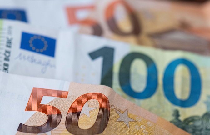 In der Tasche waren mehrere tausend Euro. (Symbolfoto)<span class='image-autor'>Foto: dpa/Boris Roessler</span>