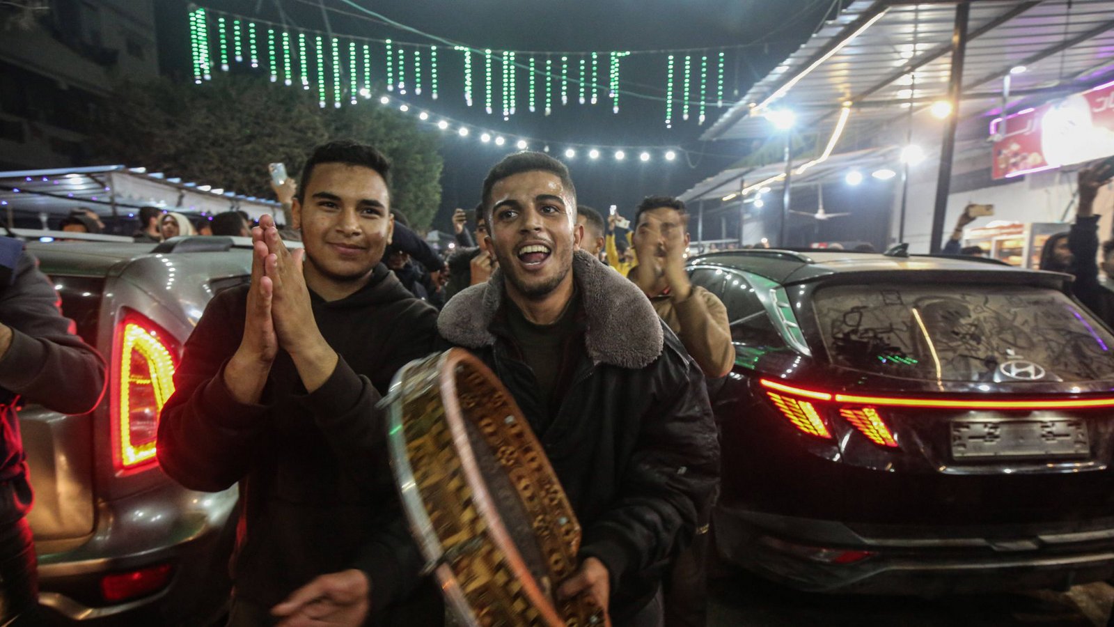Palästinenser feiern den vereinbarten Waffenstillstand im GazastreifenFoto: IMAGO/APAimages/IMAGO/Omar Ashtawy \ apaimages