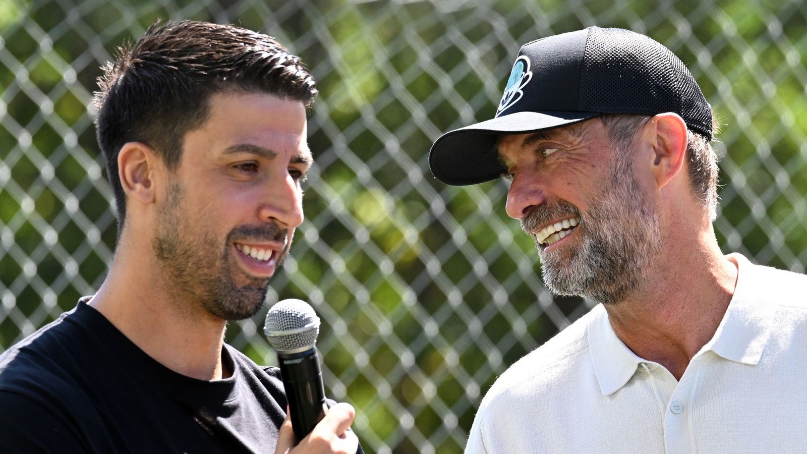 Jürgen Klopp (r.) beim Plausch mit 2014er-Weltmeister Sami Khedira.Foto: Federico Gambarini/dpa Jürgen Klopp (r.) beim Plausch mit 2014er-Weltmeister Sami Khedira.Foto: Federico Gambarini/dpa