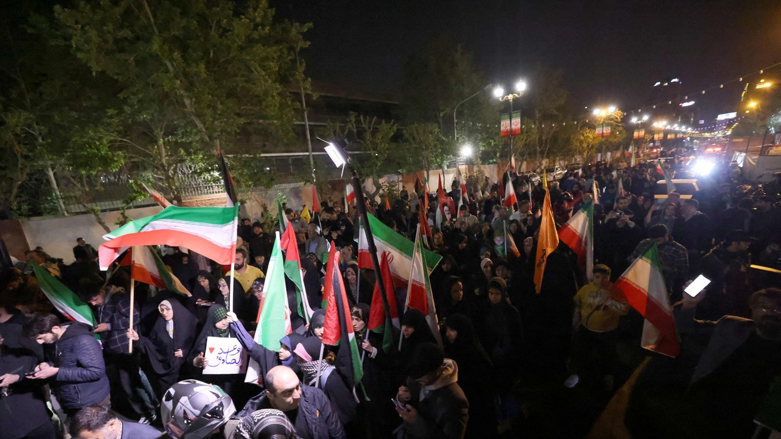 Iranische Demonstranten vor der britischen Botschaft in Teheran am Sonntag.Foto: AFP/ATTA KENARE Iranische Demonstranten vor der britischen Botschaft in Teheran am Sonntag.Foto: AFP/ATTA KENARE