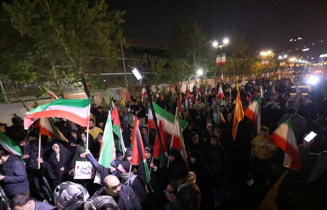 Iranische Demonstranten vor der britischen Botschaft in Teheran am Sonntag.<span class='image-autor'>Foto: AFP/ATTA KENARE</span>