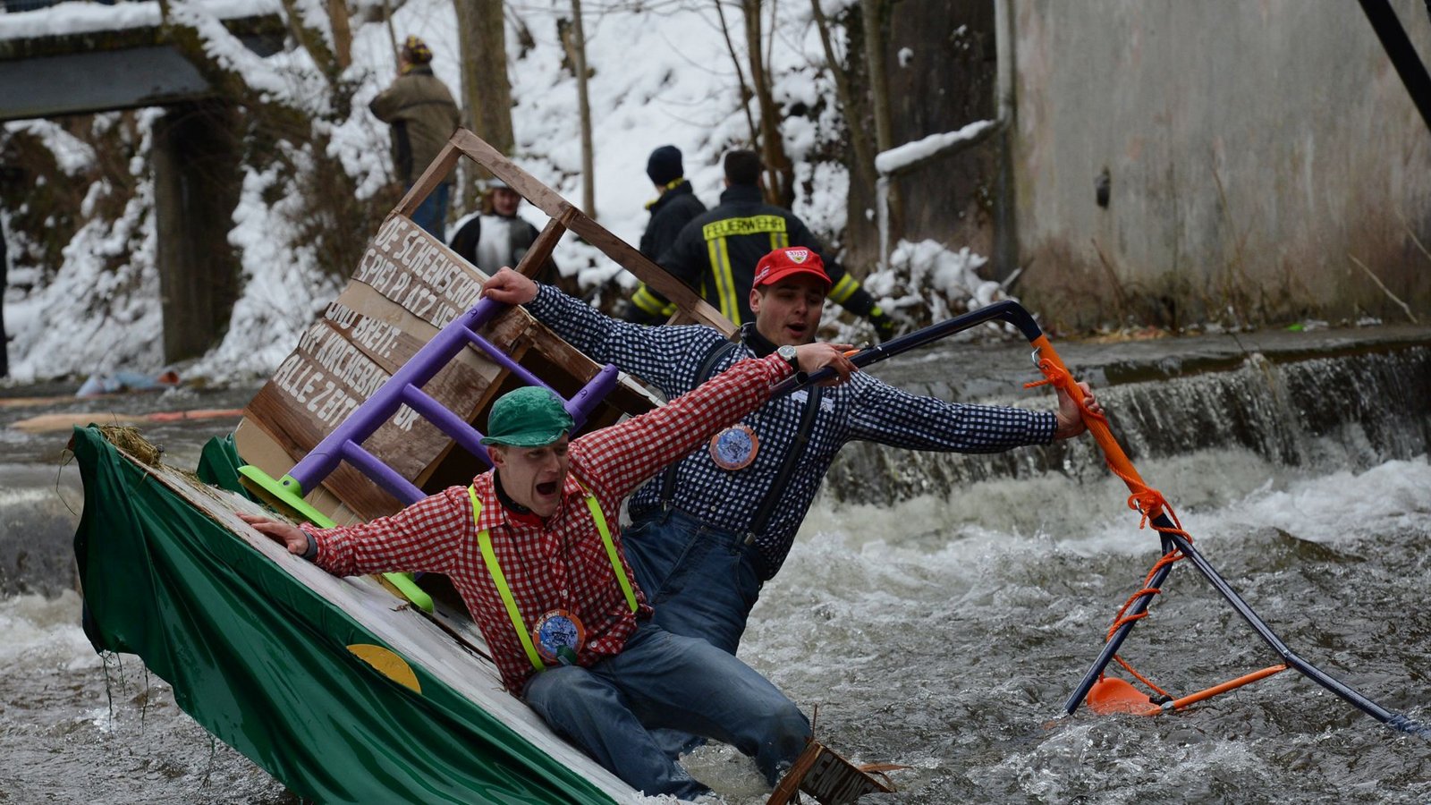 In Schramberg bei der Bachnafahrt bleibt kein Mäschgerle trocken.Foto: dpa/Patrick Seeger