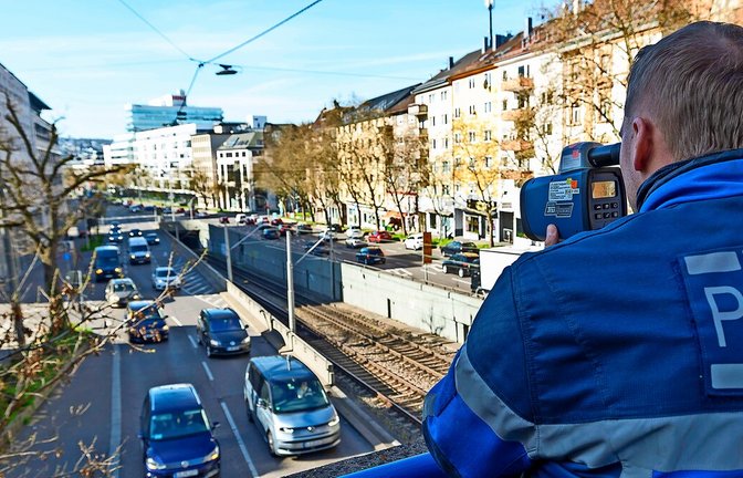 Die Polizei kontrolliert häufiger entlang der Heilbronner Straße – im Fokus dabei auch: unaufmerksame Autofahrer (Symbolbild).<span class='image-autor'>Foto: Lichtgut/Leif Piechowski</span>
