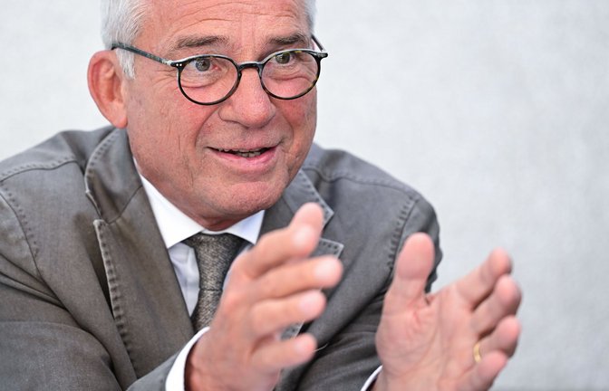 Will es passend machen: Innenminister Thomas Strobl rechnet die Stärke der Polizei Baden-Württembergs aus.<span class='image-autor'>Foto: dpa</span>