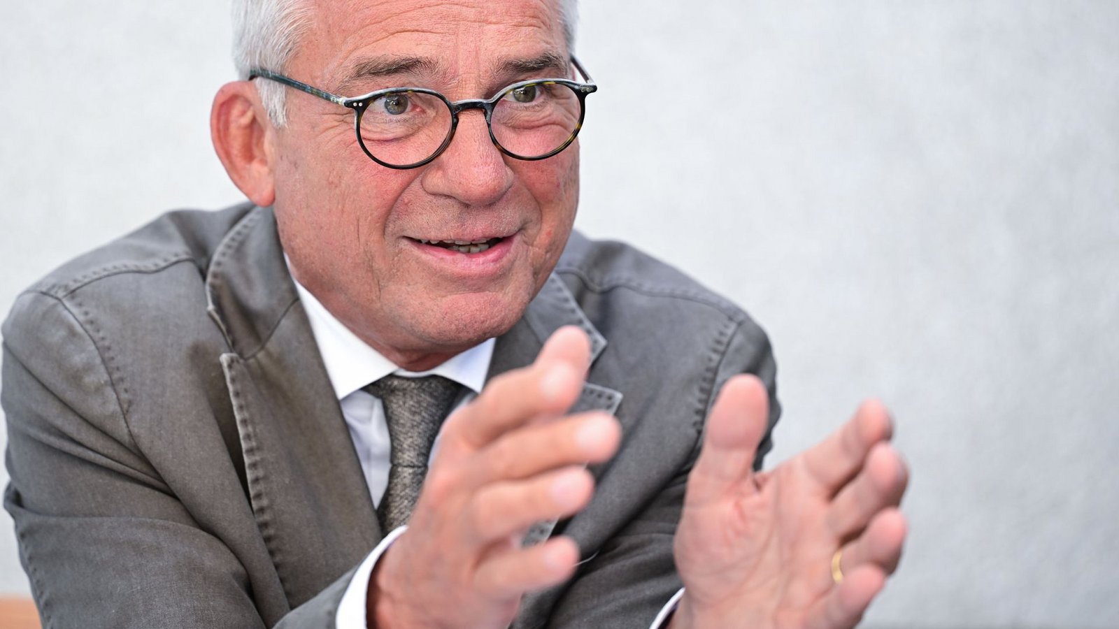 Will es passend machen: Innenminister Thomas Strobl rechnet die Stärke der Polizei Baden-Württembergs aus.Foto: dpa Will es passend machen: Innenminister Thomas Strobl rechnet die Stärke der Polizei Baden-Württembergs aus.Foto: dpa