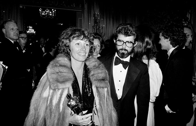 Marcia Lucas, damalige Ehefrau von Regisseur George Lucas (r), trägt ihre Oscar-Statuette am 4. April 1978 zu einer Party nach der Oscarverleihung im Beverly Hilton Hotel.<span class='image-autor'>Foto: Anonymous/AP/dpa</span>