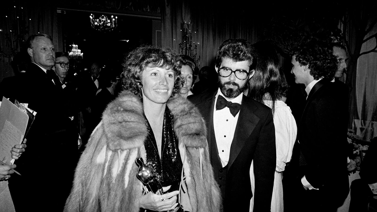 Marcia Lucas, damalige Ehefrau von Regisseur George Lucas (r), trägt ihre Oscar-Statuette am 4. April 1978 zu einer Party nach der Oscarverleihung im Beverly Hilton Hotel.Foto: Anonymous/AP/dpa Marcia Lucas, damalige Ehefrau von Regisseur George Lucas (r), trägt ihre Oscar-Statuette am 4. April 1978 zu einer Party nach der Oscarverleihung im Beverly Hilton Hotel.Foto: Anonymous/AP/dpa