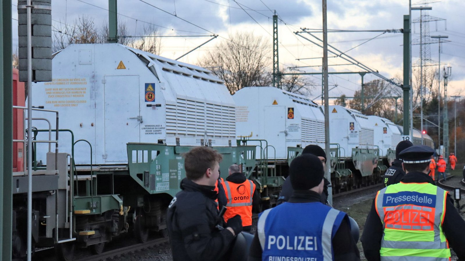 Im November 2024 wurden vier Castor-Behälter mit Atommüll per Zug nach Philippsburg gebracht.Foto: René Priebe/dpa