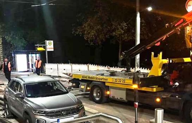 Drei Autos sind bereits in das Gleisbett am Eugensplatz gefahren, zuerst passierte das diesem VW Mitte Oktober.<span class='image-autor'>Foto: privat</span>