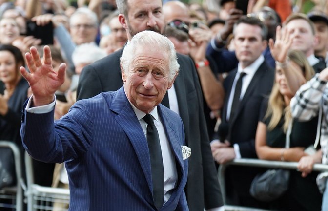 König Charles III. begrüßt die Öffentlichkeit vor dem Clarence House in London, nachdem er vom Geheimen Rat offiziell zum Monarchen ausgerufen worden war.<span class='image-autor'>Foto: James Manning/PA Wire/dpa</span>