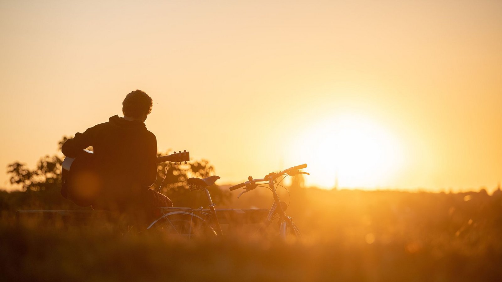 Das Wetter zeigt sich zum Beginn des Wochenendes von seiner sonnigen Seite. (Symbolbild)Foto: picture alliance/dpa/Sebastian Gollnow Das Wetter zeigt sich zum Beginn des Wochenendes von seiner sonnigen Seite. (Symbolbild)Foto: picture alliance/dpa/Sebastian Gollnow