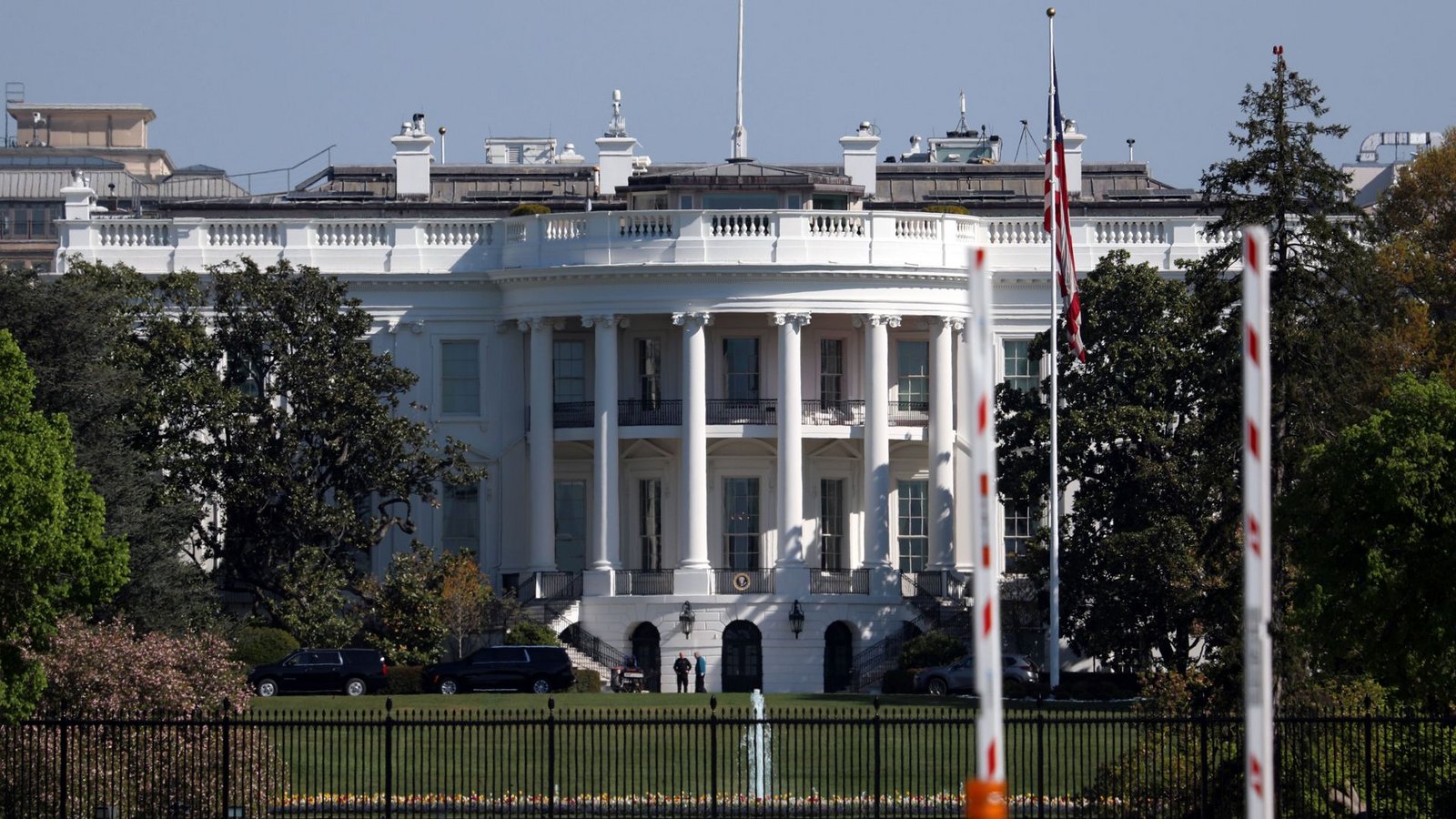 Bei einem Schusswaffenvorfall in der Nähe des Weißen Hauses in der US-Hauptstadt Washington haben Einsatzkräfte nach Angaben des Secret Service einen Menschen angeschossen.Foto: Rahmat Gul/FR172204 AP/dpa/Rahmat Gul Bei einem Schusswaffenvorfall in der Nähe des Weißen Hauses in der US-Hauptstadt Washington haben Einsatzkräfte nach Angaben des Secret Service einen Menschen angeschossen.Foto: Rahmat Gul/FR172204 AP/dpa/Rahmat Gul