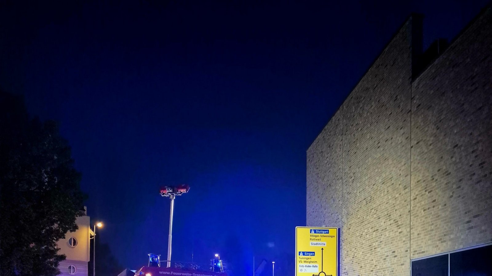 Feuerwehr und Rettungsdienst waren am frühen Mittwochmorgen am REWE in Trossingen im Einsatz.Foto: Feuerwehr Trossingen Feuerwehr und Rettungsdienst waren am frühen Mittwochmorgen am REWE in Trossingen im Einsatz.Foto: Feuerwehr Trossingen