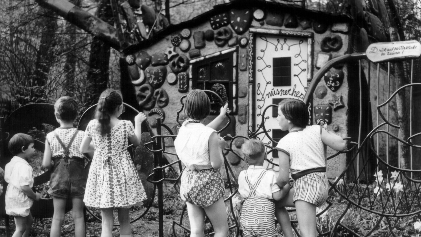 „Knuschper, Knuschper Knäuschen...“: In schönstem Schwäbisch schreckt die Hexe im Märchengarten im Blühenden Barock bis heute die Kinder – und tat das schon zur Eröffnung 1959.Foto: Blühendes Barock