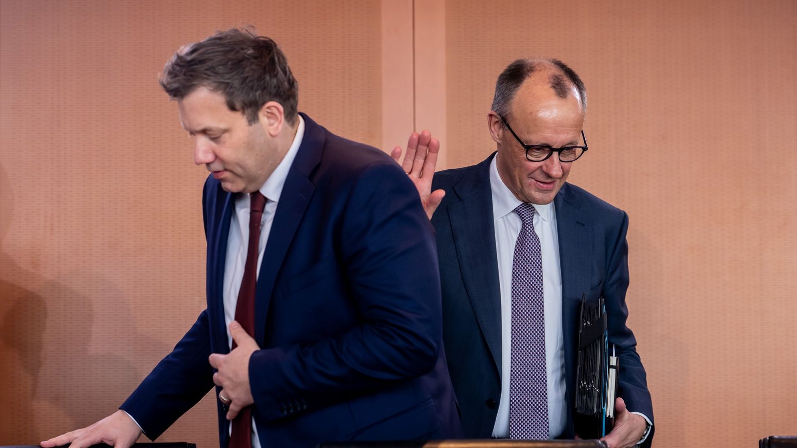 Finanzminister Lars Klingbeil  (links) und Kanzler Friedrich Merz ringen um eine Einigung auf steuerpolitische Schritte.Foto: Michael Kappeler/dpa