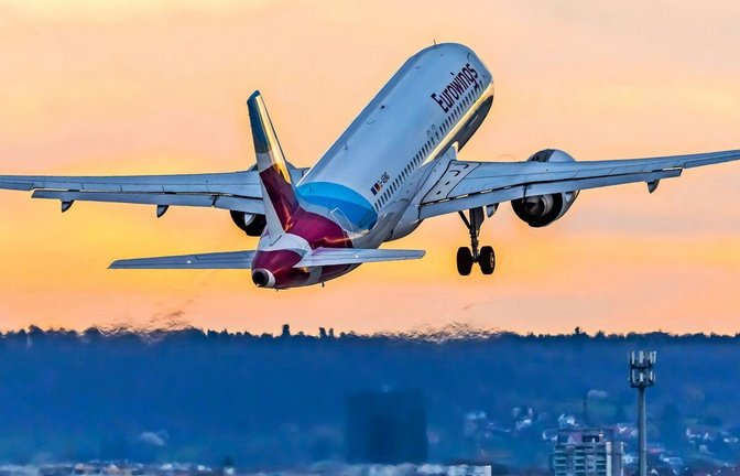 Flugzeug beim Start. Reisende, die in den nächsten Tagen in Richtung Ferien am Flughafen Stuttgart abfliegen, sollten mehr Zeit einplanen, sie werden nicht allein sein.<span class='image-autor'>Foto: imago</span>