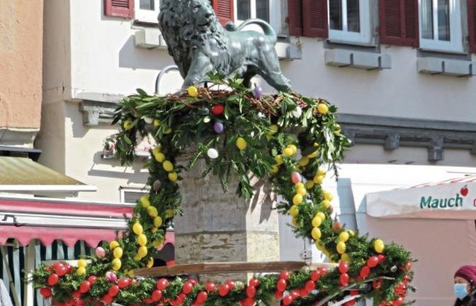 Auch Vaihingen bekommt einen Osterbrunnen. Die Landfrauen machten es am Samstag möglich. Foto: Arning