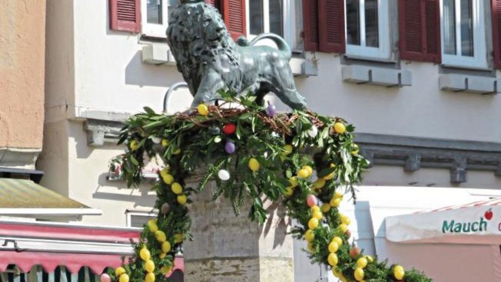 Auch Vaihingen bekommt einen Osterbrunnen. Die Landfrauen machten es am Samstag möglich. Foto: Arning Auch Vaihingen bekommt einen Osterbrunnen. Die Landfrauen machten es am Samstag möglich. Foto: Arning
