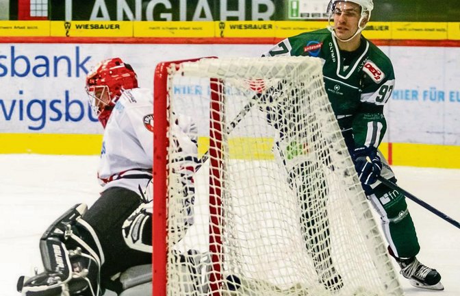 Der Winkel war extrem spitz. Dennoch fand Frederik Cabana (rechts) eine Lücke zwischen dem Schoner von Landshuts Goalie Marco Eisenhut und dem Pfosten. Damit traf der Bietigheimer in seinem dritten Pflichtspiel für die Steelers bereits zum dritten Mal. Foto: Simecek