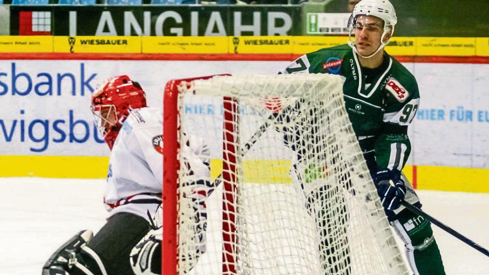 Der Winkel war extrem spitz. Dennoch fand Frederik Cabana (rechts) eine Lücke zwischen dem Schoner von Landshuts Goalie Marco Eisenhut und dem Pfosten. Damit traf der Bietigheimer in seinem dritten Pflichtspiel für die Steelers bereits zum dritten Mal. Foto: Simecek