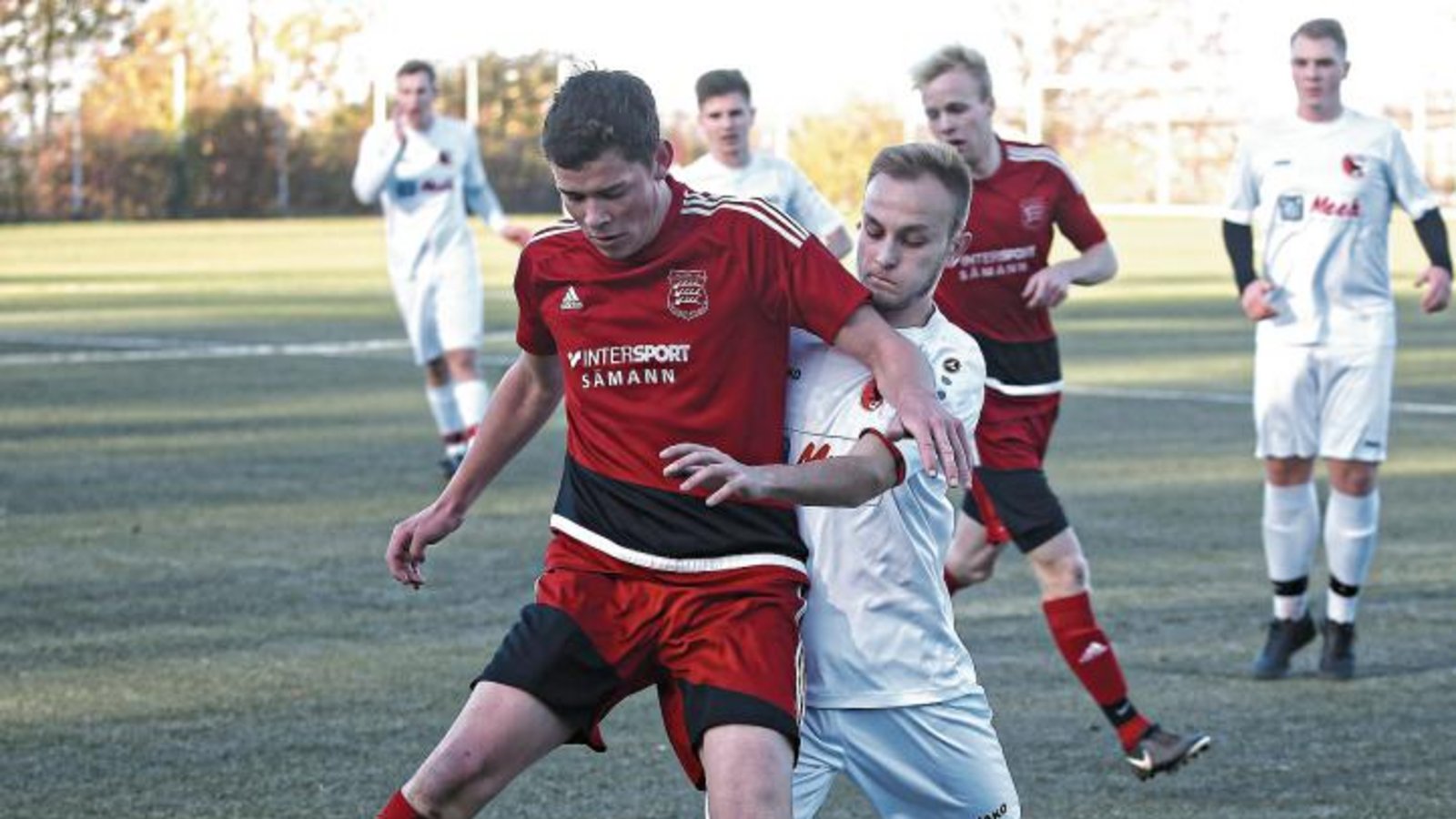 Patrick Beisser (links) hat mit dem TSV Großglattbach zuletzt in Wiernsheim nur 3:3 gespielt. Doch geht es nach Trainer Fuchs, folgt am Samstag ein Auswärtssieg beim FC Gündelbach.  Foto: Küppers