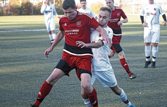 Patrick Beisser (links) hat mit dem TSV Großglattbach zuletzt in Wiernsheim nur 3:3 gespielt. Doch geht es nach Trainer Fuchs, folgt am Samstag ein Auswärtssieg beim FC Gündelbach.  Foto: Küppers
