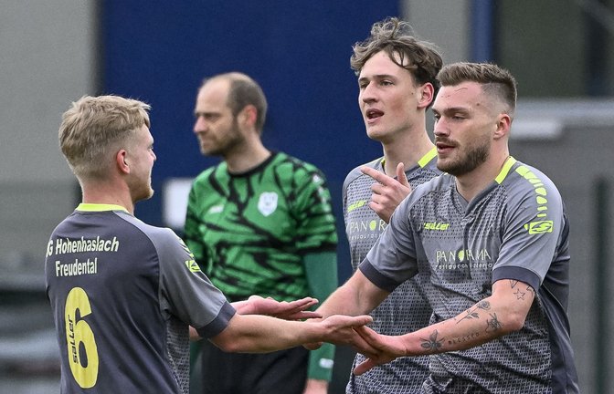 Torschütze Philipp Oehler (rechts) und Loris Pawlak freuen sich über den ersten von vier Treffern im Spiel der SGM Hohenhaslach/Freudental II gegen den VfR Sersheim. <span class='image-autor'>Foto: Leitner</span>