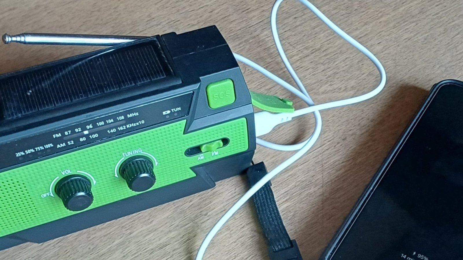 Für den Ernstfall vorsorgen kann und sollte auch jeder selbst, sagen Behördenvertreter. Unter anderem wird ein Kurbelradio empfohlen, mit dem auch der Handyakku geladen werden kann. Für den Ernstfall vorsorgen kann und sollte auch jeder selbst, sagen Behördenvertreter. Unter anderem wird ein Kurbelradio empfohlen, mit dem auch der Handyakku geladen werden kann.