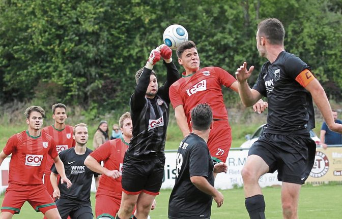 Ab sofort keine Kontrahenten mehr: Riets Kapitän Björn Kachel und Samuel Grözinger (von rechts) werden sich in der neuen Saison nicht mehr den Ball streitig machen. Foto: Küppers