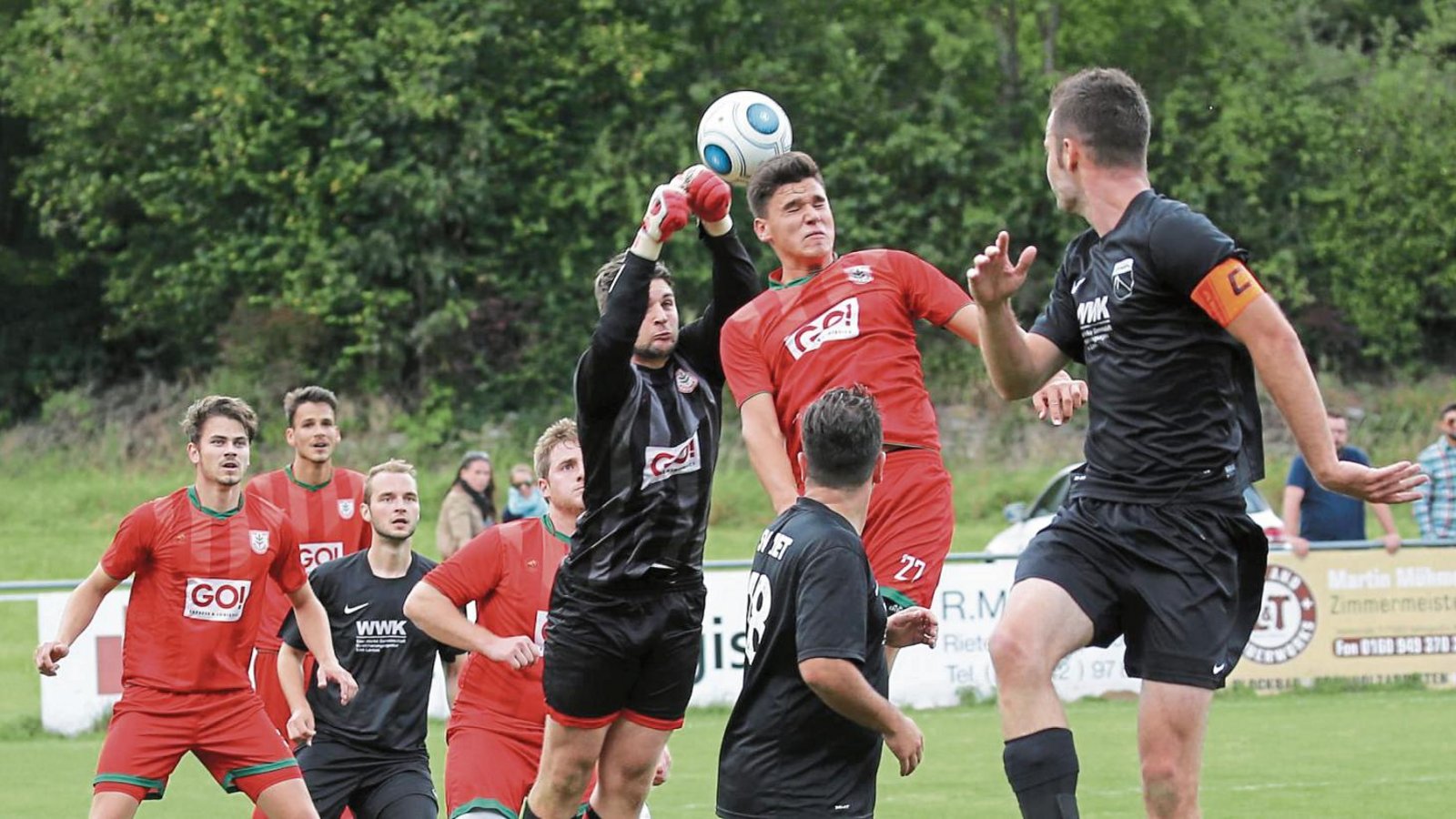 Ab sofort keine Kontrahenten mehr: Riets Kapitän Björn Kachel und Samuel Grözinger (von rechts) werden sich in der neuen Saison nicht mehr den Ball streitig machen. Foto: Küppers Ab sofort keine Kontrahenten mehr: Riets Kapitän Björn Kachel und Samuel Grözinger (von rechts) werden sich in der neuen Saison nicht mehr den Ball streitig machen. Foto: Küppers