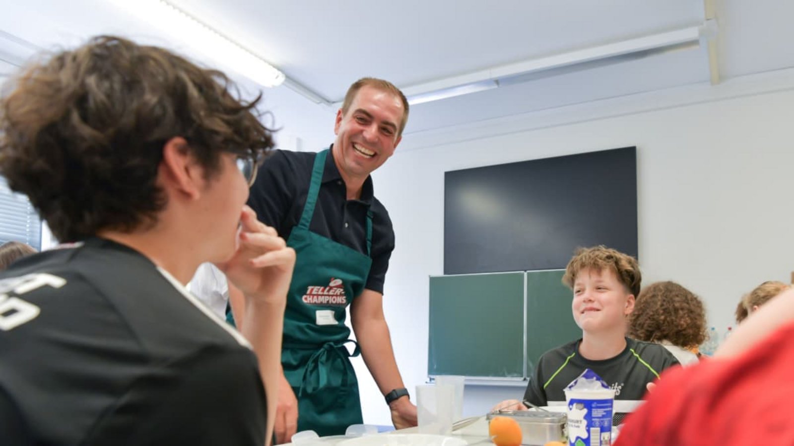 Spaß darf nicht zu kurz kommen: Philipp Lahm spricht mit Schülern des Hölderlin-Gymnasiums über gesundes Essen.Max Kovalenko Spaß darf nicht zu kurz kommen: Philipp Lahm spricht mit Schülern des Hölderlin-Gymnasiums über gesundes Essen.Max Kovalenko