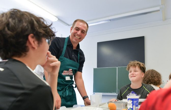 Spaß darf nicht zu kurz kommen: Philipp Lahm spricht mit Schülern des Hölderlin-Gymnasiums über gesundes Essen.<span class='image-autor'>Max Kovalenko</span>
