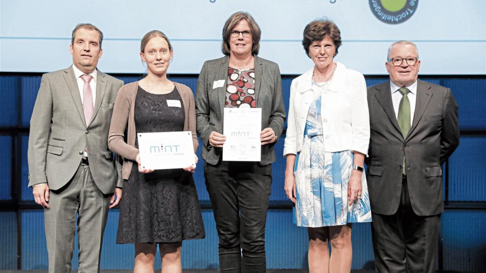 Bei der Preisverleihung nehmen Cornelia Brauer (Mitte) und Rebekka Schaldecker (Zweite von links) die Auszeichnung entgegen – daneben (von links) Stefan Küpper, Arbeitgeberverband Südwestmetall Baden-Württemberg, Gerda Windey, Kultusministerium Baden-Württemberg, und Thomas Sattelberger von „MINT Zukunft schaffen“. Foto: p Bei der Preisverleihung nehmen Cornelia Brauer (Mitte) und Rebekka Schaldecker (Zweite von links) die Auszeichnung entgegen – daneben (von links) Stefan Küpper, Arbeitgeberverband Südwestmetall Baden-Württemberg, Gerda Windey, Kultusministerium Baden-Württemberg, und Thomas Sattelberger von „MINT Zukunft schaffen“. Foto: p