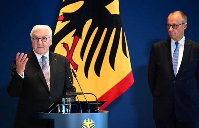 Gesucht wird ein neues Staatsoberhaupt: Die Amtszeit von Bundespräsident Frank-Walter Steinmeier (l.) geht in ein paar Monaten zu Ende. Kanzler Friedrich Merz (CDU) muss einen Nachfolger oder eine Nachfolgerin finden.<span class='image-autor'>Sebastian Gollnow/dpa</span>