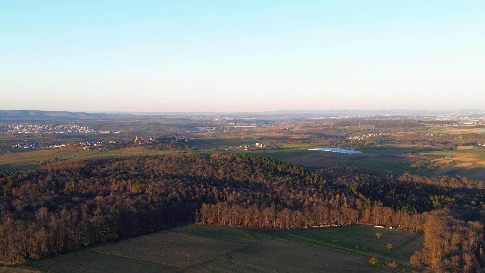 Die Einbuchtung im Wald ist das Gewann Dettenäcker, das zur Windvorrangfläche LB-11 gehört. Hier möchte die in Gründung befindliche Genossenschaft ein Bürgerwindrad bauen. Foto: Küppers Die Einbuchtung im Wald ist das Gewann Dettenäcker, das zur Windvorrangfläche LB-11 gehört. Hier möchte die in Gründung befindliche Genossenschaft ein Bürgerwindrad bauen. Foto: Küppers